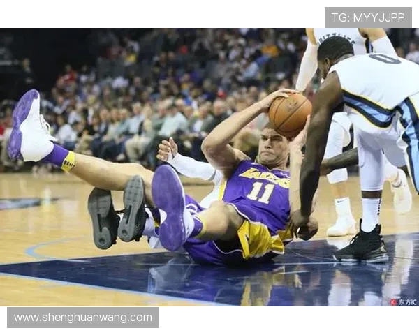 扎威表现低迷三分球失准仅得两分球队遭遇惨败